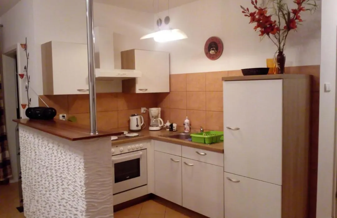 Apartament TOSIA mieści się w pobliżu Plaży Zachodniej 450 m. Do dyspozycji jest też mały ogródek z miejscem na wypicie porannej kawy. Na osiedlu sąsiadującym ze sklepem Netto oraz Żabką, znajduje się plac zabaw dla dzieci oraz boisko do gry w piłkę.-1