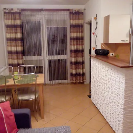 Apartament TOSIA mieści się w pobliżu Plaży Zachodniej 450 m. Do dyspozycji jest też mały ogródek z miejscem na wypicie porannej kawy. Na osiedlu sąsiadującym ze sklepem Netto oraz Żabką, znajduje się plac zabaw dla dzieci oraz boisko do gry w piłkę.-3