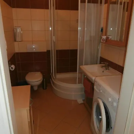 Apartament TOSIA mieści się w pobliżu Plaży Zachodniej 450 m. Do dyspozycji jest też mały ogródek z miejscem na wypicie porannej kawy. Na osiedlu sąsiadującym ze sklepem Netto oraz Żabką, znajduje się plac zabaw dla dzieci oraz boisko do gry w piłkę.-2